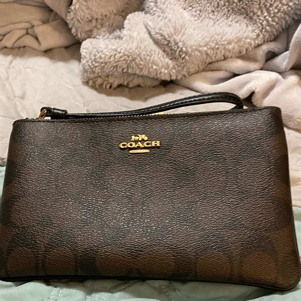 Large Corner Zip Wristlet In Signature Canvas